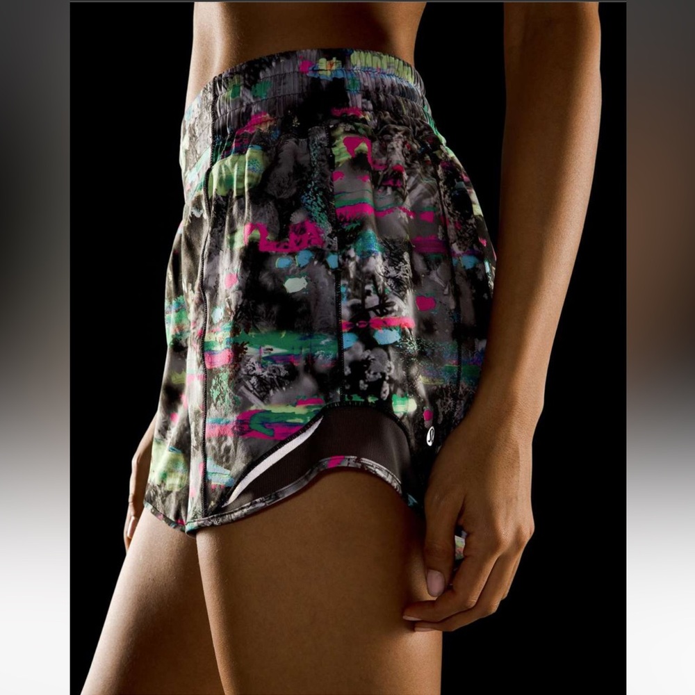 Lululemon Hotty Hot High-Rise Lined Short 4"
Paint Drift Multi / Graphite Grey